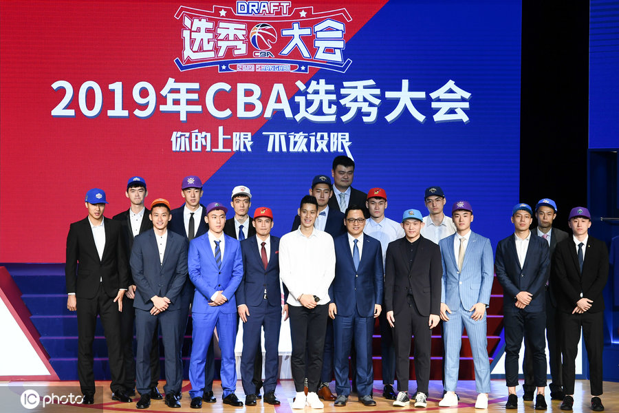 姚明、林书豪上榜(CBA选秀大会现场，林书豪与姚明同框秒变小矮人)