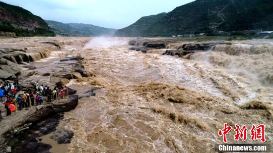 黄河壶口瀑布再现大洪峰