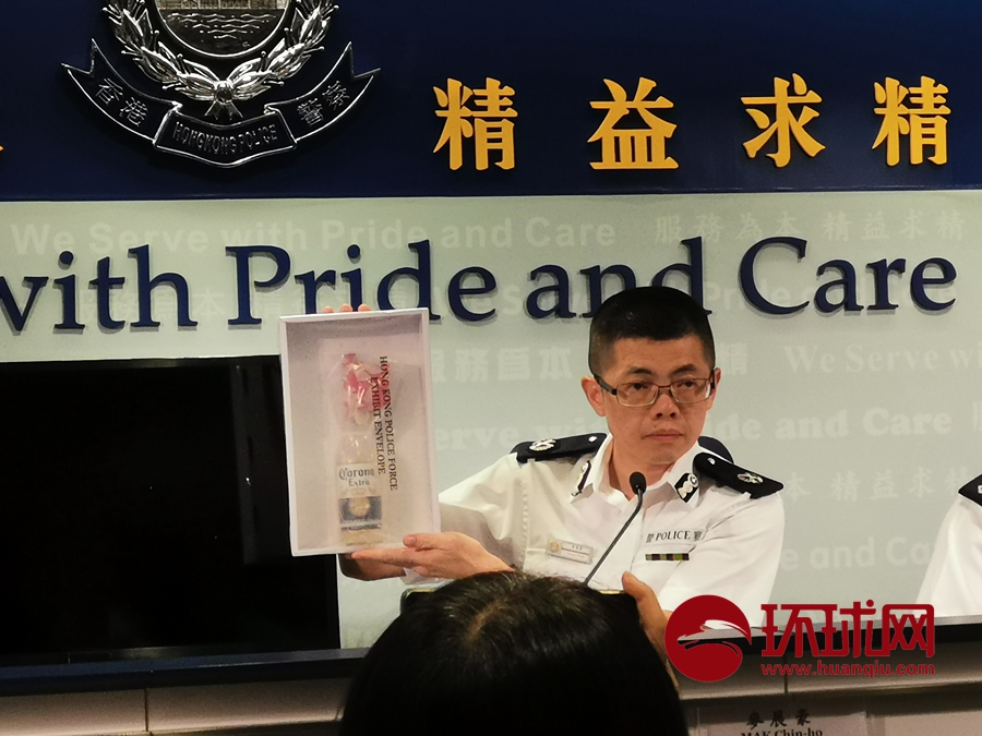 燃烧瓶、假记者证！港警展示从暴徒手中缴获的“装备”