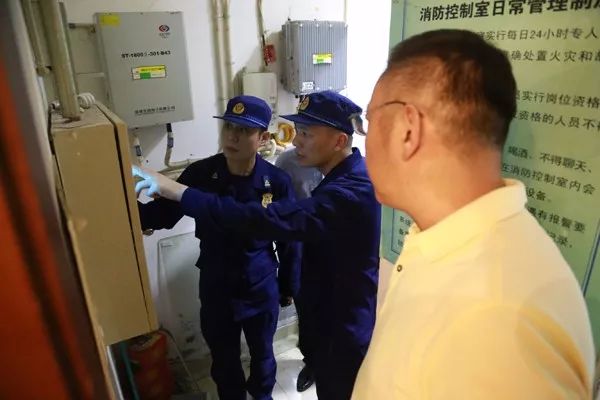 上饶消防组织开展集中夜查行动!护航国庆消防安保