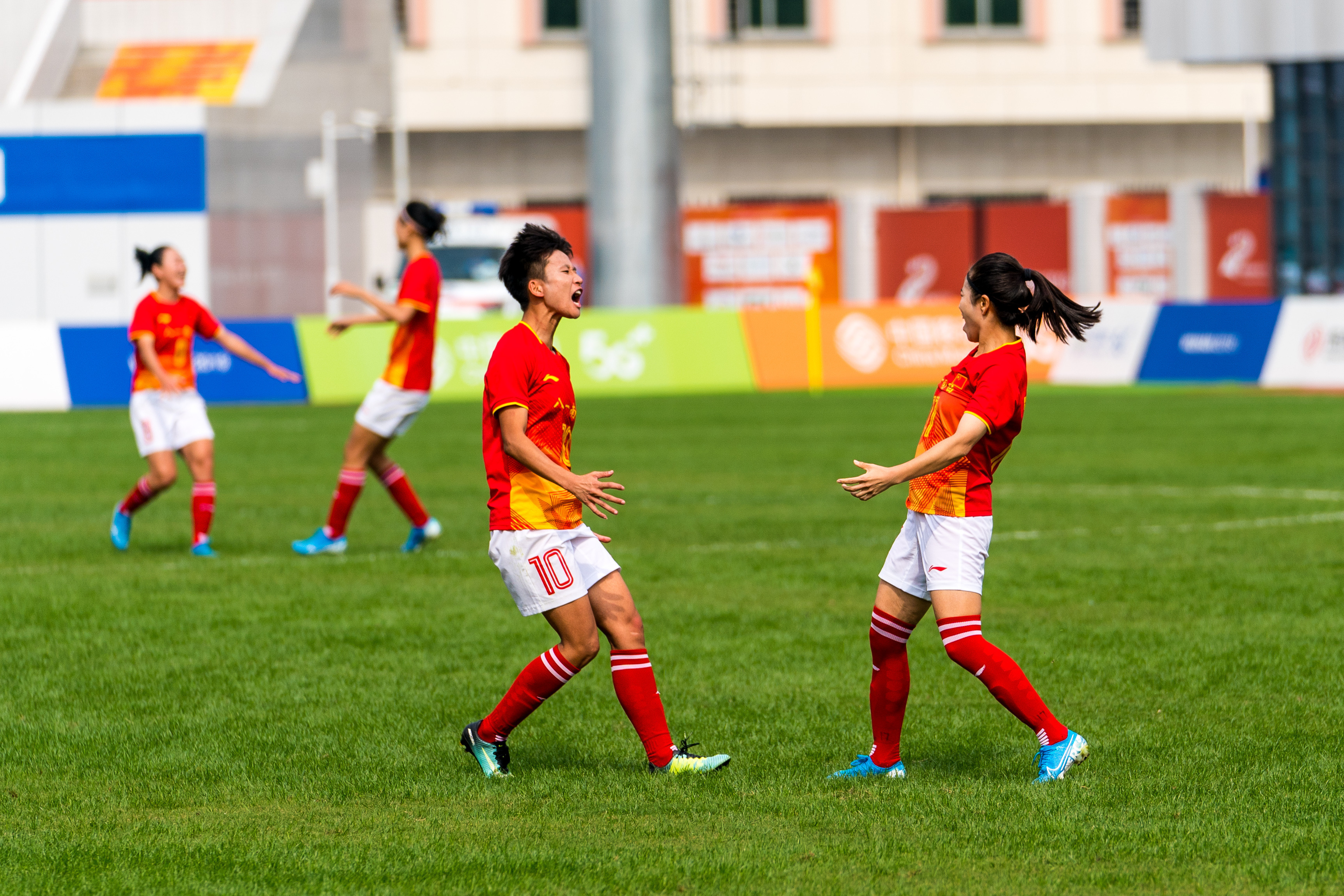 九六女足世界杯半决赛中国对巴西(足球——女足半决赛：中国队胜巴西队)