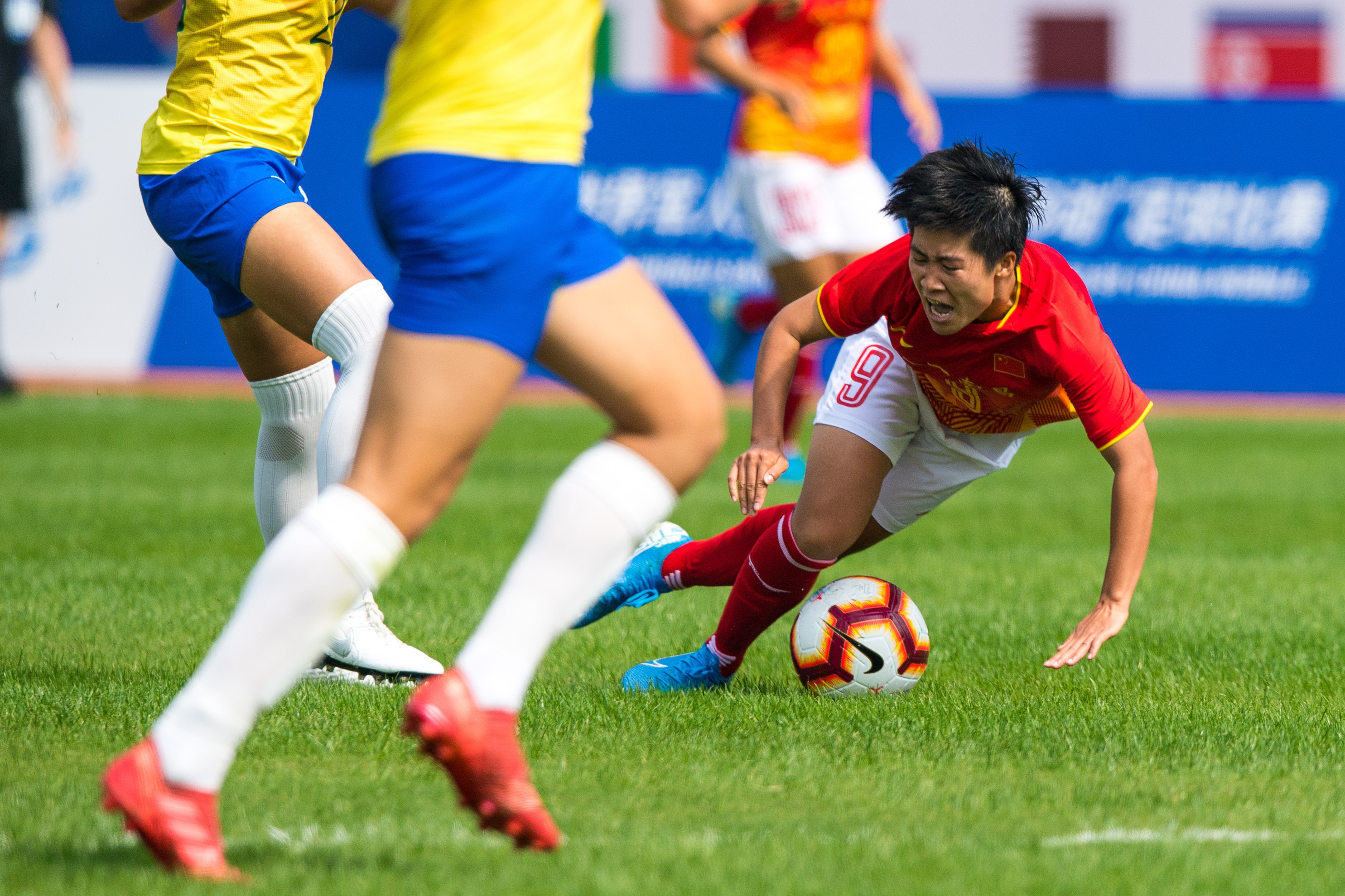 九六女足世界杯半决赛中国对巴西(足球——女足半决赛：中国队胜巴西队)