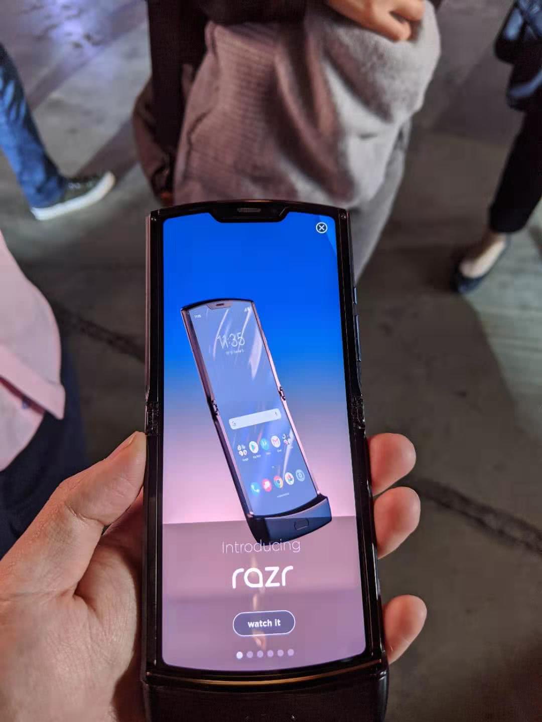 摩托罗拉手机公布竖向折叠手机RAZR 市场价或过万余元
