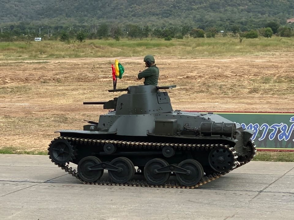泰装甲兵接受检阅 两代中国造坦克全部亮相