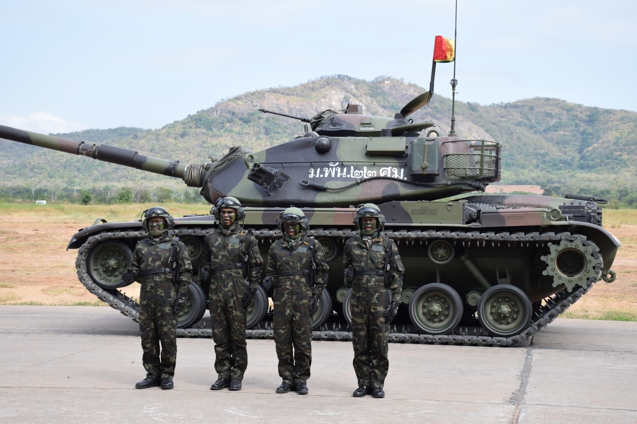 泰装甲兵接受检阅 两代中国造坦克全部亮相