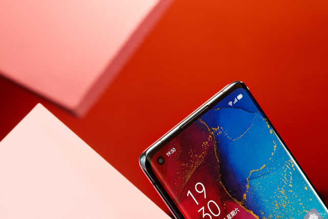 OPPO Reno3 Pro外型分析：纤薄单叶双曲面，谁可以不喜欢？