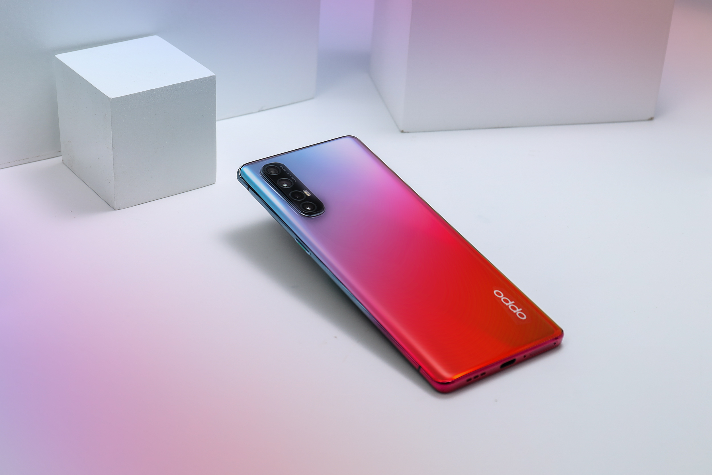 OPPO Reno3 Pro图赏：7.7mm超轻薄外壳 5G手机上已不“500克”重