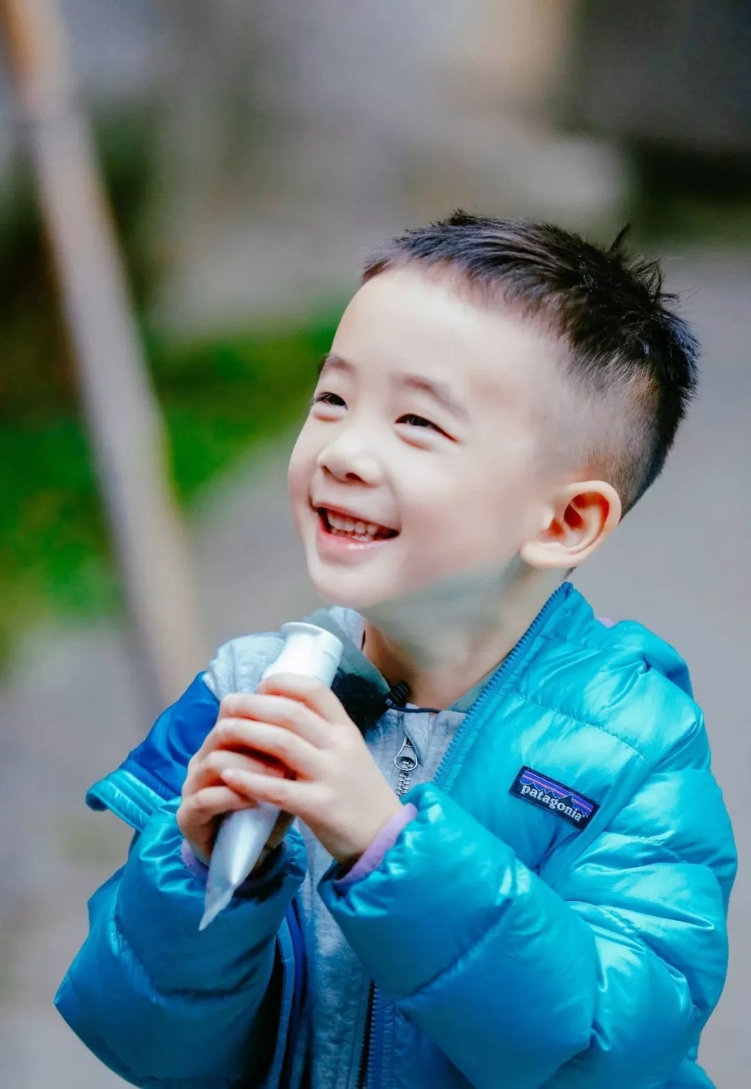 6岁Jasper被夸会做人：成人世界油腻的“高情商”，才配不上他