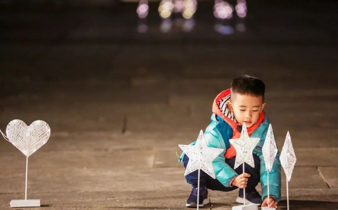 6岁Jasper被夸会做人：成人世界油腻的“高情商”，才配不上他