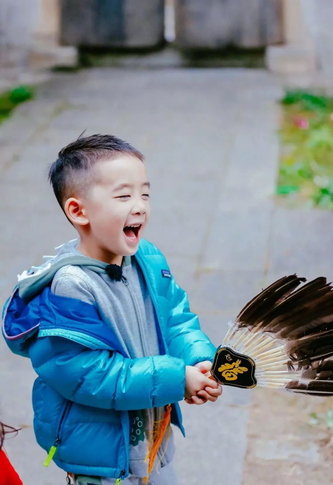 6岁Jasper被夸会做人：成人世界油腻的“高情商”，才配不上他