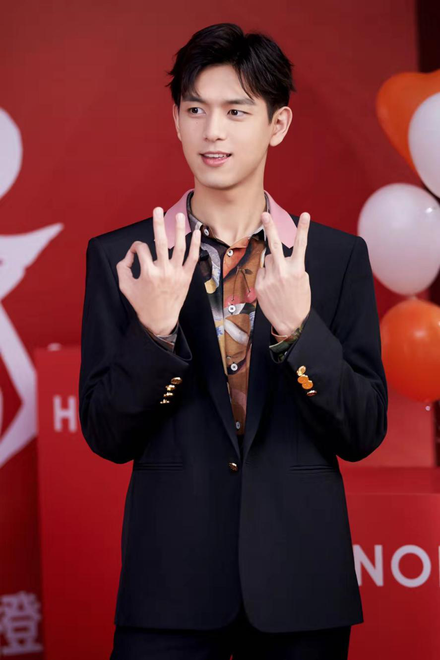 Li Xiankai of honorable wet fashionable ambassador opens direct seeding of New Year wish to serve honorable V30 auroral orange for vermicelli made from bean starch