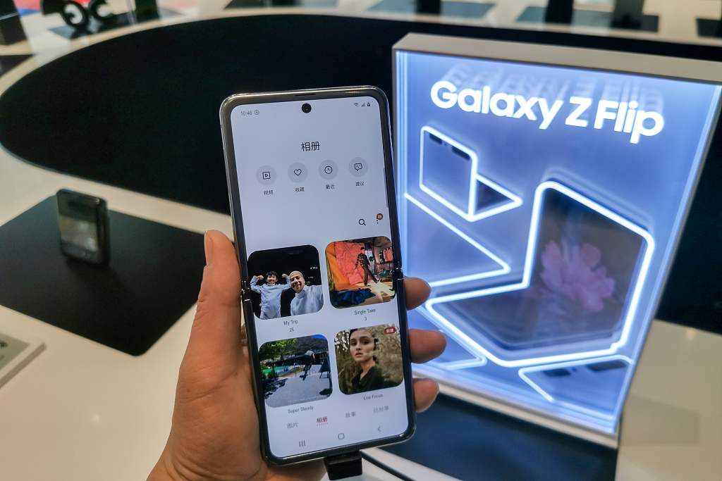 三星翻盖折叠屏手机GalaxyZFlip现身上海市官方旗舰店