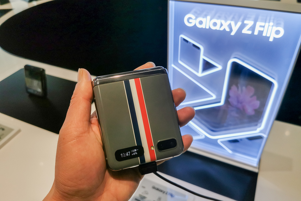 三星翻盖折叠屏手机Galaxy Z Flip现身上海市官方旗舰店