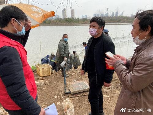 武汉开发区三万斤活鱼送至七个街道社区589一个艰难家中