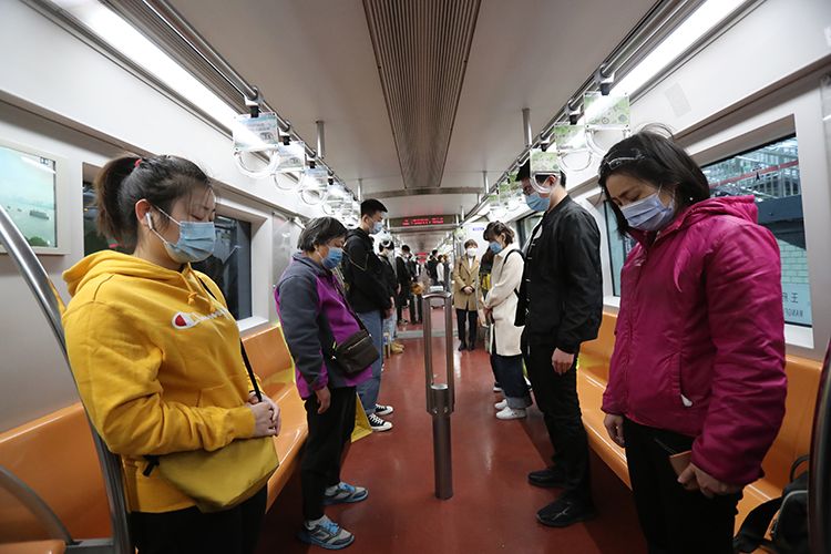 举国哀悼｜北京地铁停车3分钟 乘客起立默哀