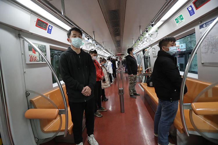 举国哀悼｜北京地铁停车3分钟 乘客起立默哀