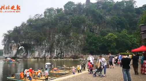 2319.7万人出游!游客看日出“挤爆”景区?
