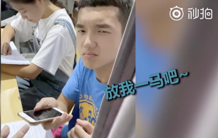 男生给女同桌夹了块肉，被老师撞见后……冲上热搜！网友：是青春啊