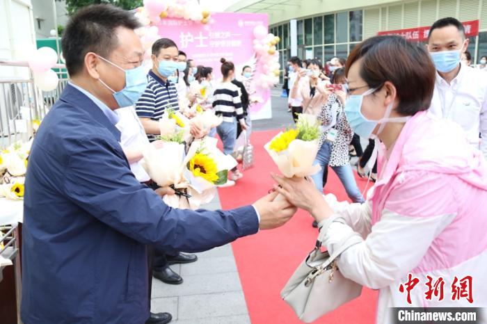 医生：你们过节我来值班 成都这家医院的护士“别样”过节