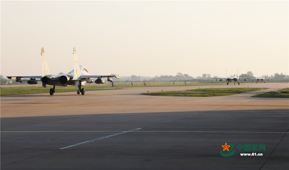 高清大图丨纵览海军航空大学某团实弹打靶现场