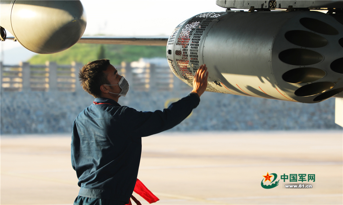 高清大图丨纵览海军航空大学某团实弹打靶现场