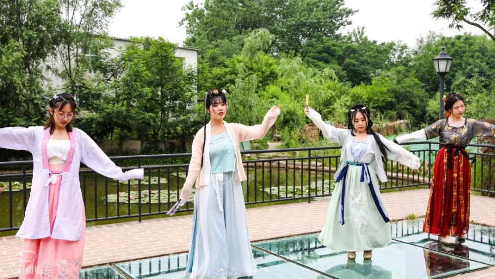 西安人，你知道女孩子外出旅行为何偏爱穿古装