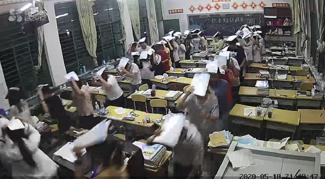 云南昭通5.0级地震，近四千学生头顶教科书安全