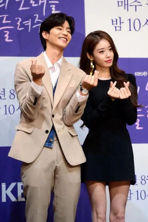 约会被路人目击，朴智妍&amp;宋再临陷入粉红热恋