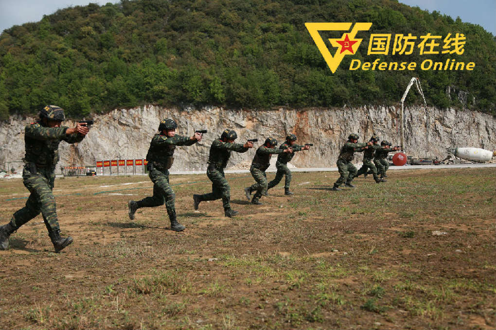 直击｜武警特战队员多课目实弹射击训练