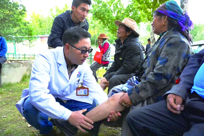 男子在机场晕倒，株洲援藏医生跪地按压救他一命