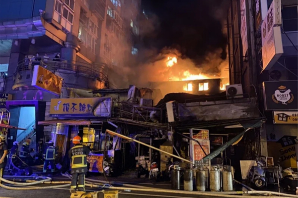 台中夜市传遭纵火 火势波及民宅致3人送医
