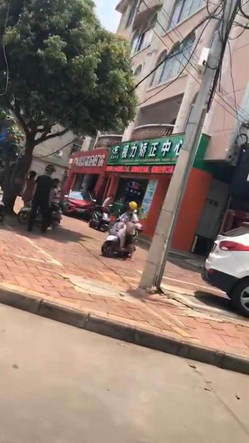 湖海路实验小学附近路段商铺，一辆小车撞上铺