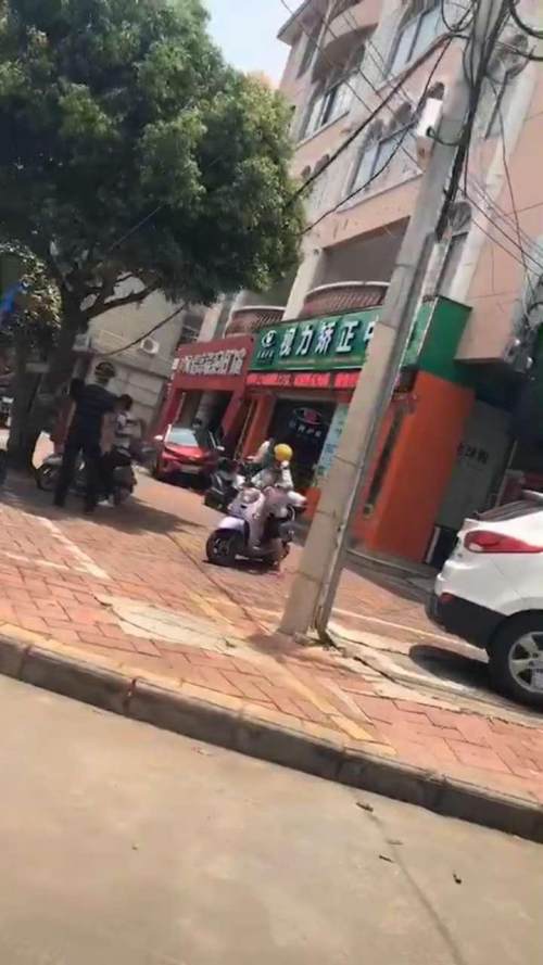 湖海路实验小学附近路段商铺，一辆小车撞上铺面！油门当刹车？