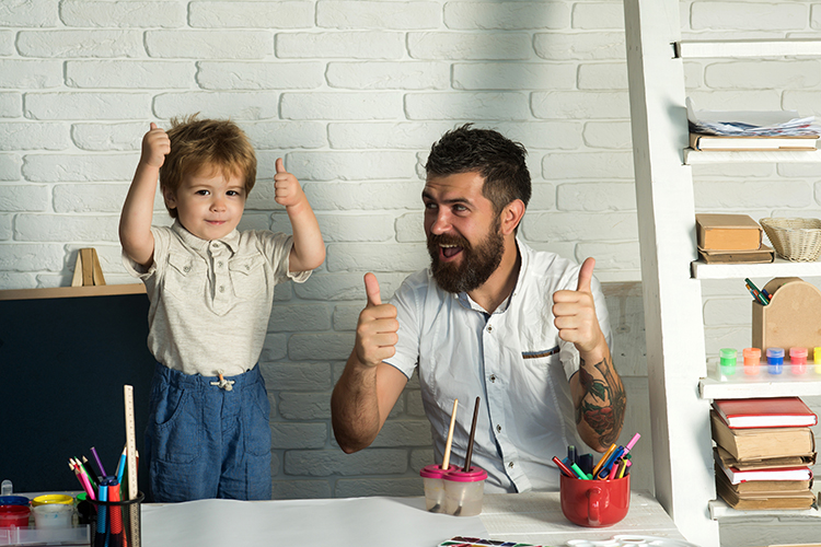 快评 |“熊孩子”泼墨弄脏邻居衣物，这位家长的