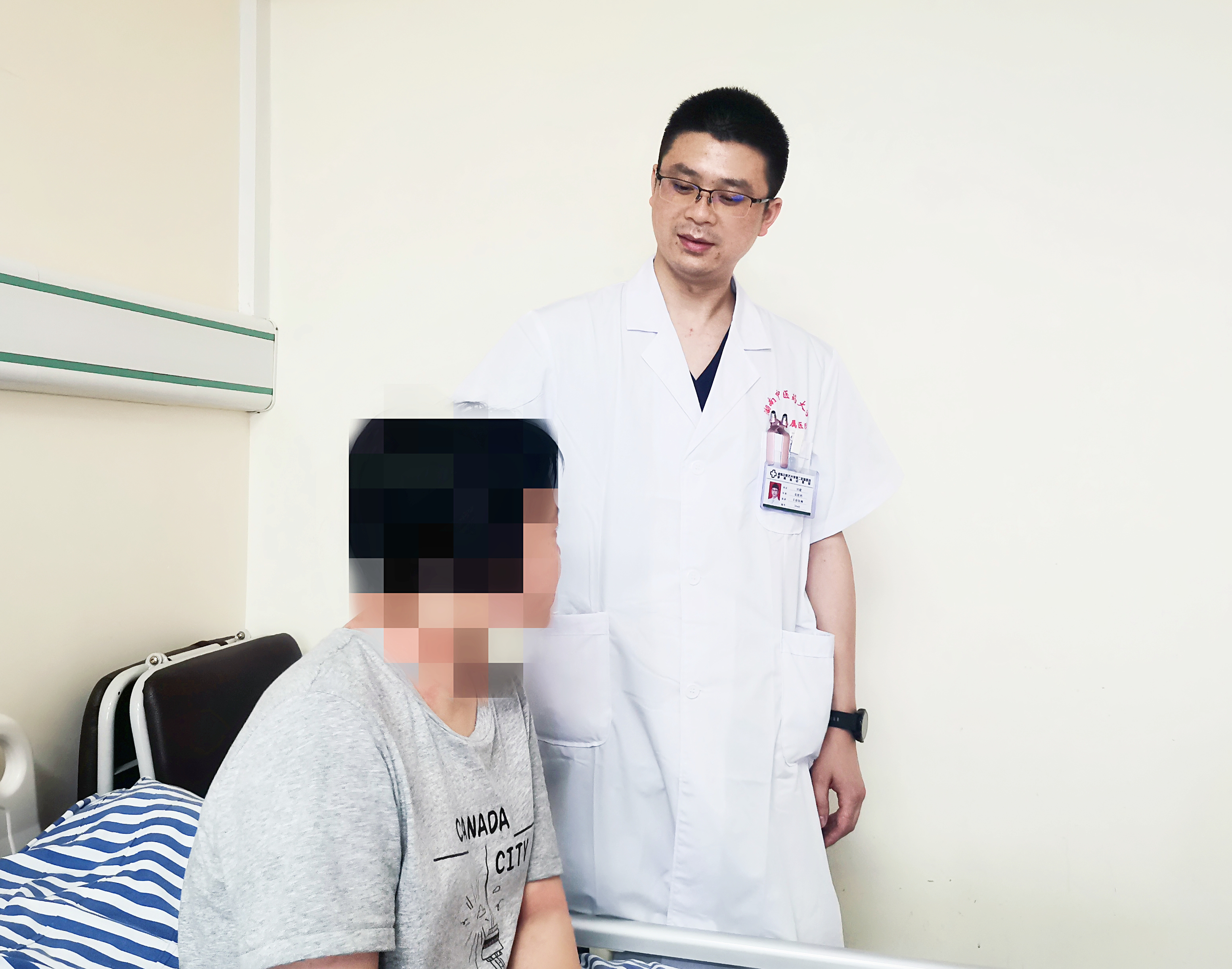 年轻女子头上长出小肉球，走起路来还轻轻晃动，医生不到半小时成功摘除