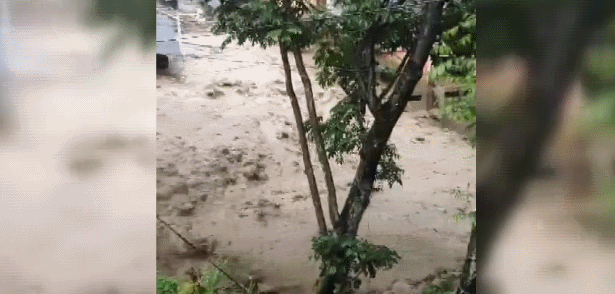 云南贡山遭遇特大暴雨，泥石流穿村而过，幼儿园幸免于难（附动图）