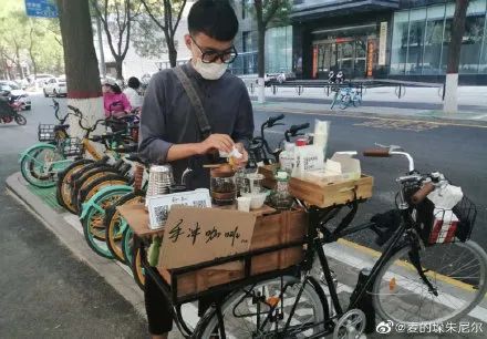 五菱汽车销售电话被打爆！摆地摊有多赚钱？有