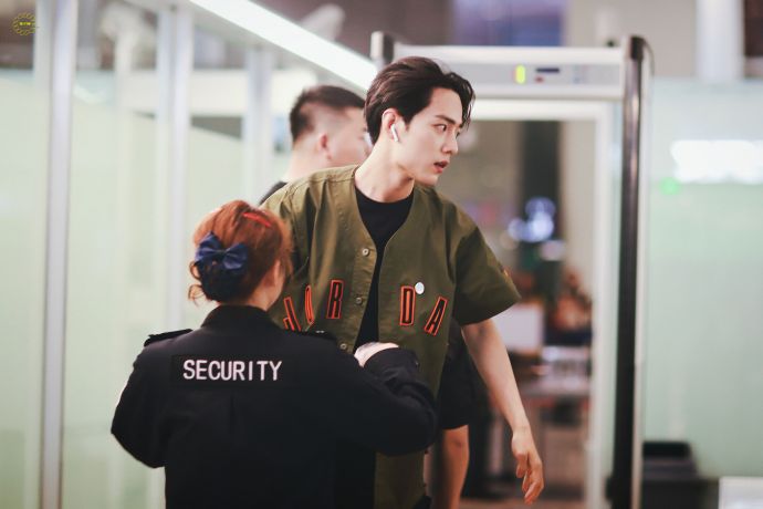 200605 肖战帅气饭拍图分享 港风帅哥眼神凌厉尽显