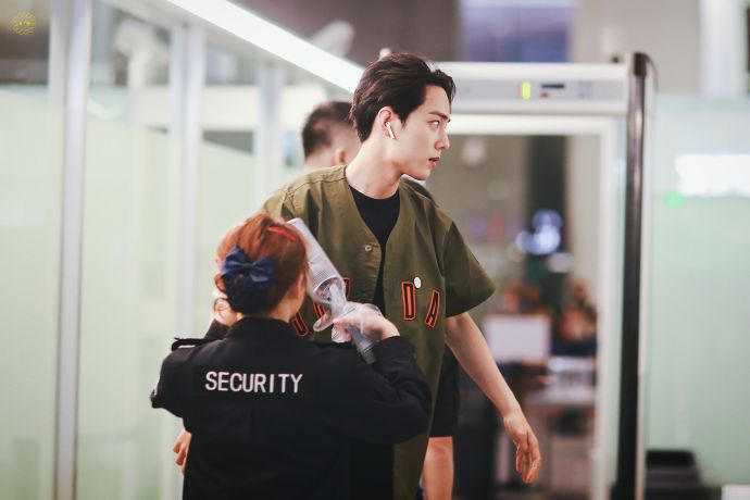 200605 肖战帅气饭拍图分享 港风帅哥眼神凌厉尽显