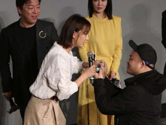 向明星求婚成了职业？向迪丽热巴求婚男子，曾