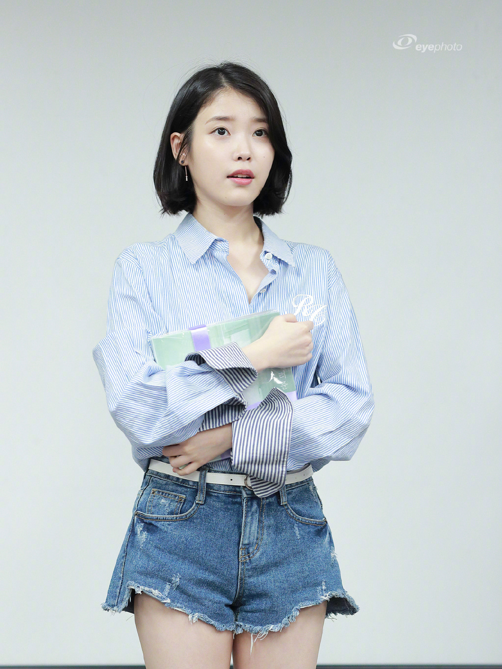 「IU」「分享」200619 回顾当初参加壁画义工活动的IU，美丽又善良的小天使