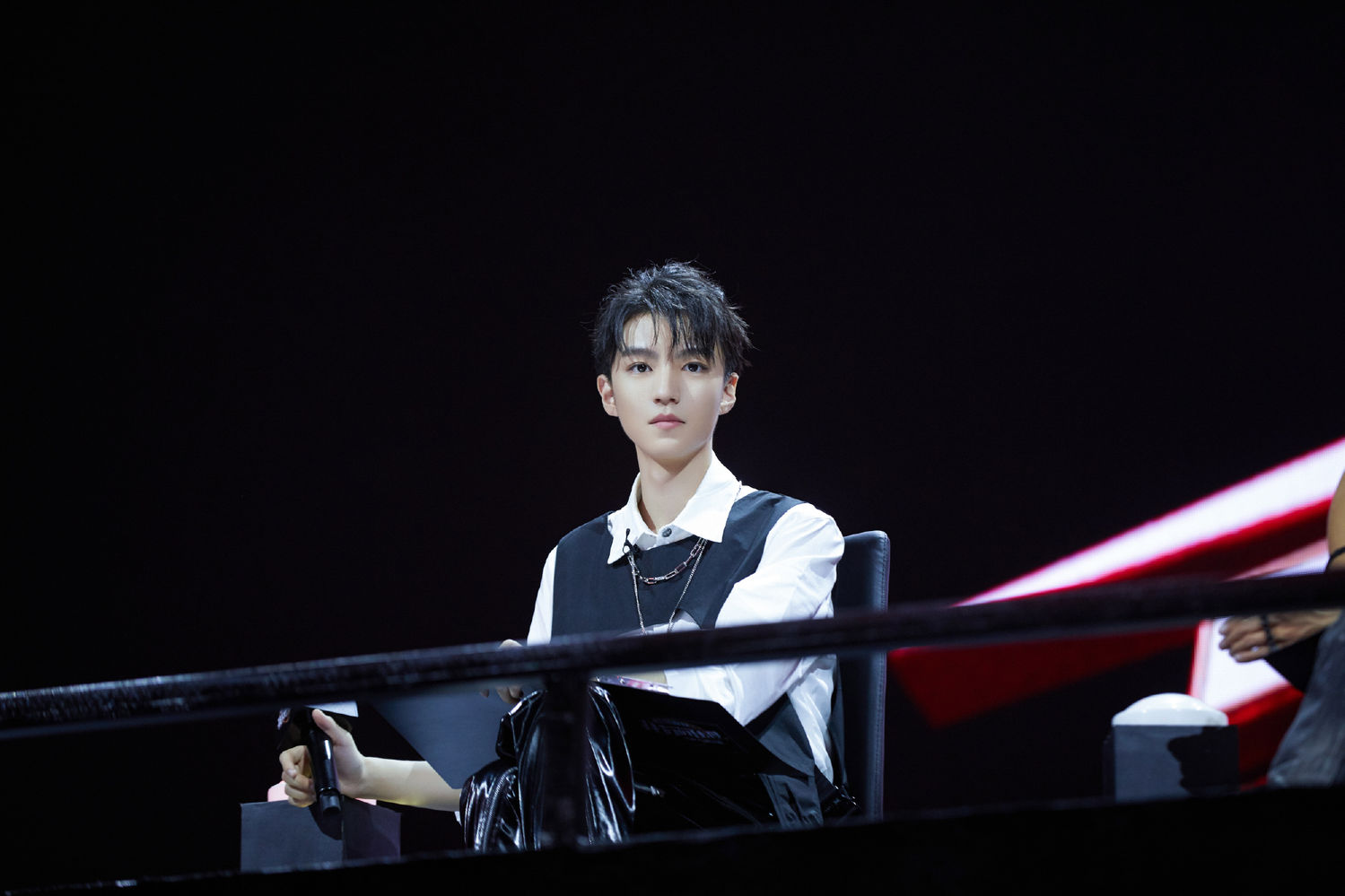 「TFBOYS」「分享」200619 王俊凯《我们的乐队》视频一则，忘记拿话筒的可爱王总