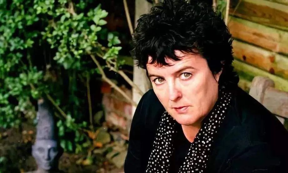 The elder sister that writes a poem forms a delegation go out, you most Pick who? 