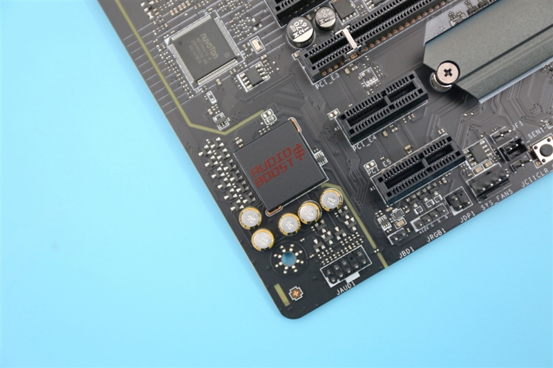 甚至还要略强于顶级的X570主板！微星MPG B550 GAMING CARBON WIFI评测