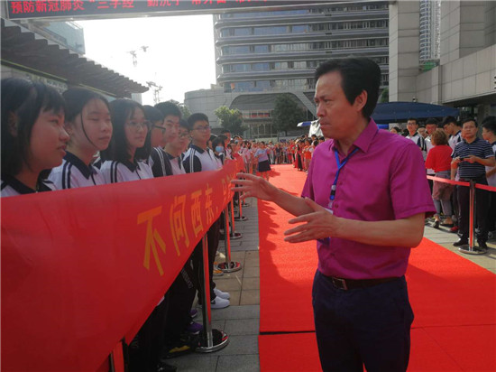 长沙市麓山滨江实验学校学弟学妹夹道为考生送