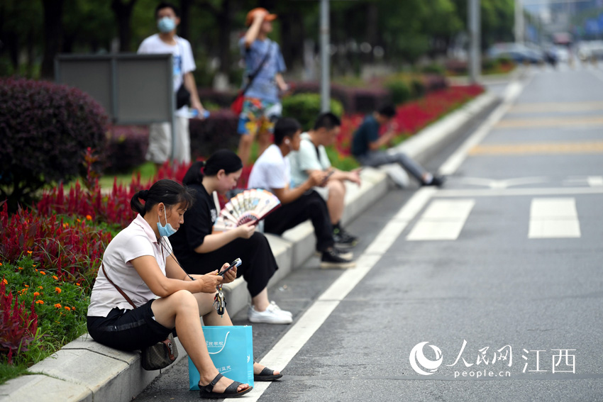 2020江西高考大幕开启 学生测体温进考场