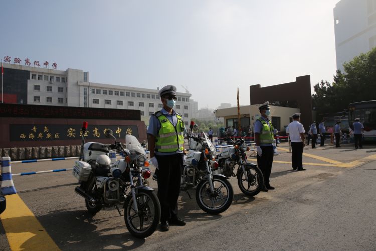 黄岛交警大队百余警力护航 建立高考“绿色高速