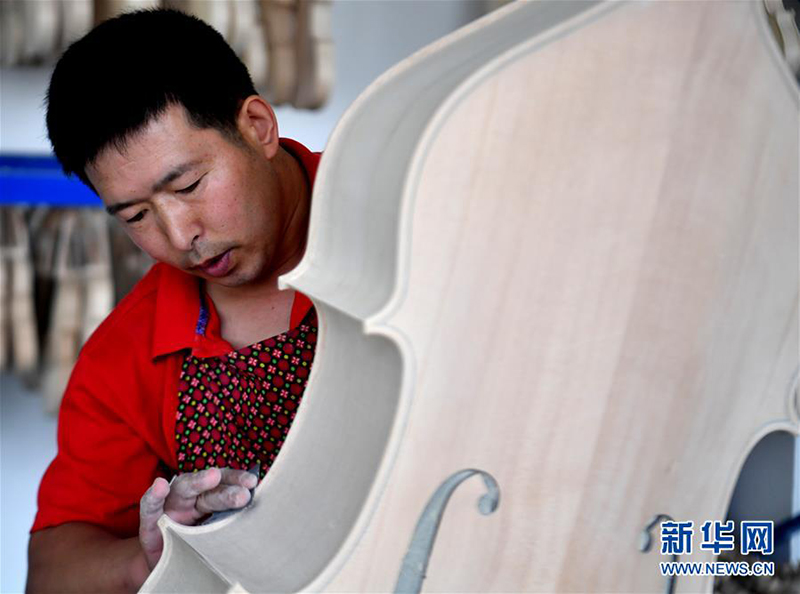 走向我们的小康生活｜放下锄头，却拨动命运的