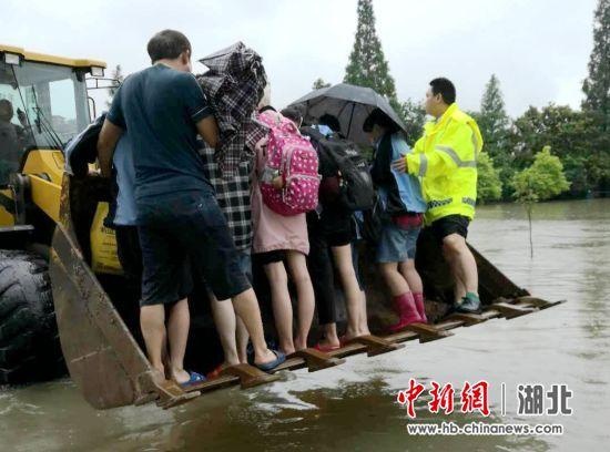 暴雨导致学校积水严重 民警调来铲车转移57名师