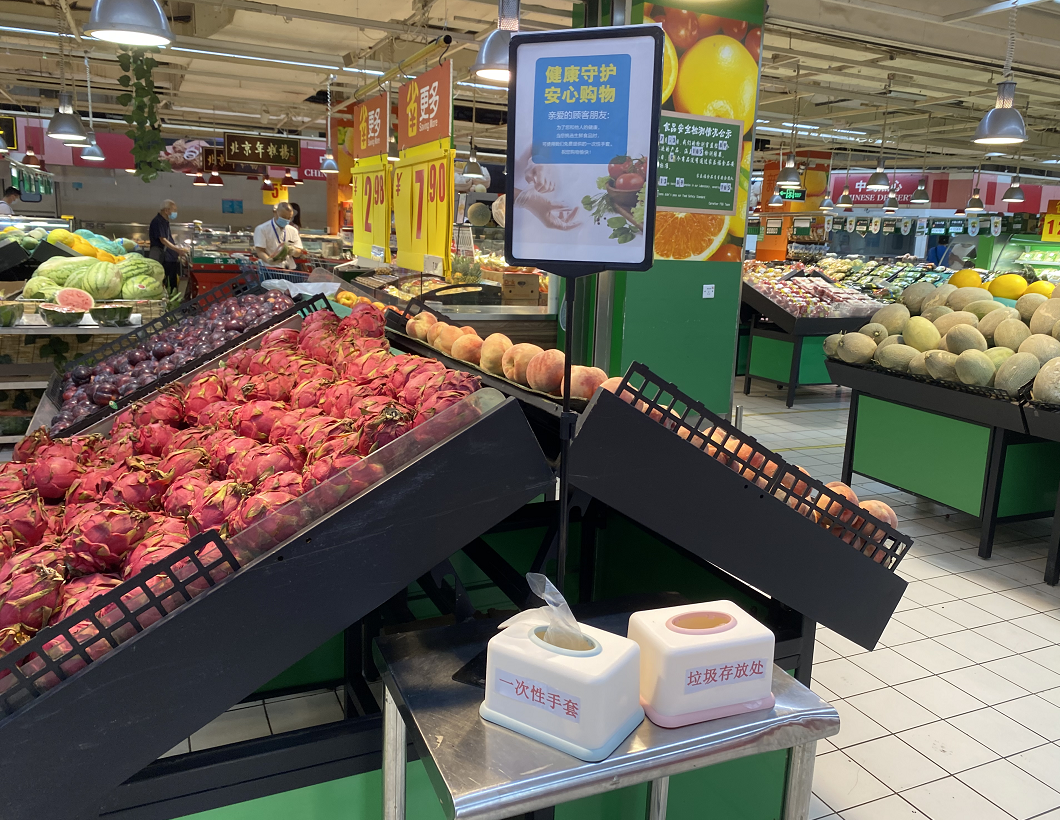 北京部分超市开始提供一次性手套，消费者还不